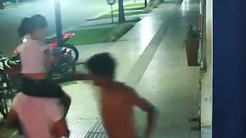 video impactante: un padre caminaba por la calle con su hija sobre sus hombros y un hombre los derribo video impactante: un padre caminaba por la calle con su hija sobre sus hombros y un hombre los derribo