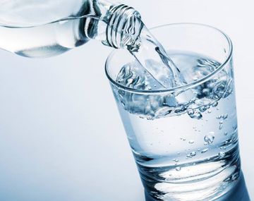 Cómo es el truco casero que explica cómo limpiar un vaso y que quede impecable