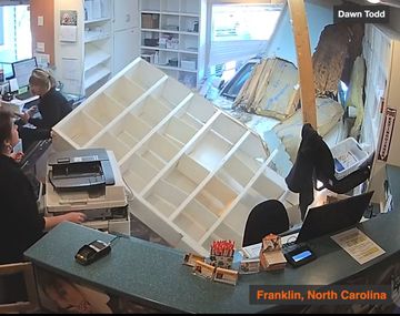 Un auto se metió dentro de un veterinaria en Carolina del Norte