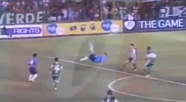 Impresionante gol de chilena de un argentino