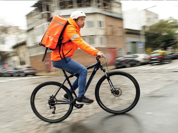 Un director de una aplicación de mandados defendió que los repartidores no sean empleados, pero él sí lo es