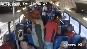 Le roban a los pasajeros de un colectivo con un cuchillo de cocina Le roban a los pasajeros de un colectivo con un cuchillo de cocina