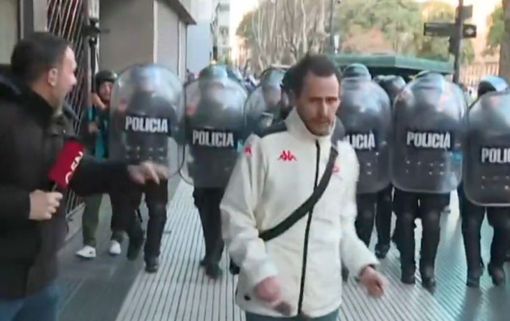 Impactante: la policía le disparó en vivo a un periodista de C5N durante la marcha de jubilados