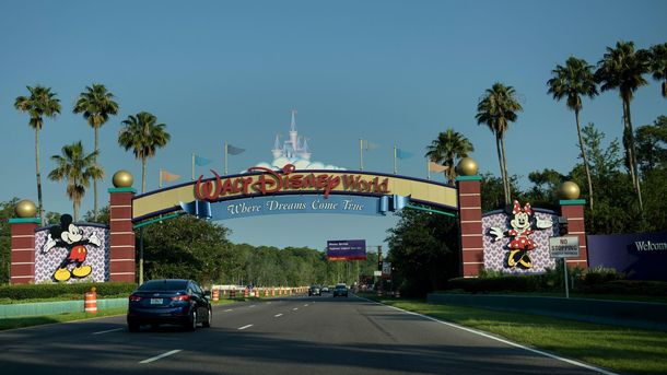 Insólito: detuvieron a un hombre que acampaba dentro de una isla de Disney en plena cuarentena
