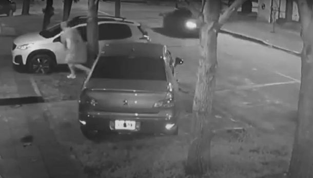 Le robaron el auto de la puerta de la casa dos veces en una semana