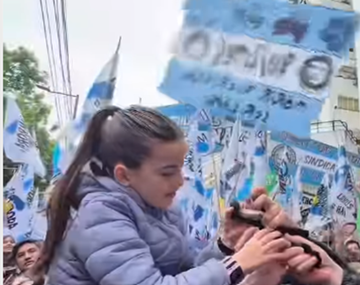Cristina Kirchner le tiró por el balcón un regalo a una nena que fue a saludarla: ¿qué le dio?