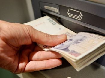 Según un estudio, más de la mitad de los argentinos le debe plata a alguien