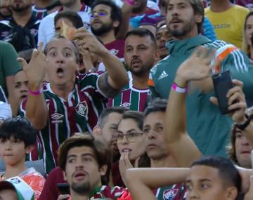 Hinchas de Fluminense se burlaron de los de Argentinos rompiendo billetes de $1.000