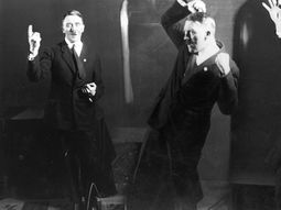 salen a la luz fotos prohibidas de hitler 90 anos despues