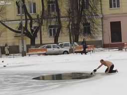 Un hombre salva a un perro que se estaba ahogando en un lago congelado