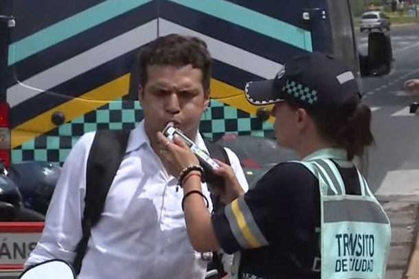 Insólito: dio 1.96 en el test de alcoholemia y se escapó con la moto