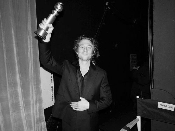 Jeremy Allen White con su premio Jeremy Allen White con su premio