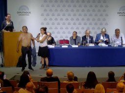 Insólita jornada antivacunas en instalaciones del Congreso. Insólita jornada antivacunas en instalaciones del Congreso.