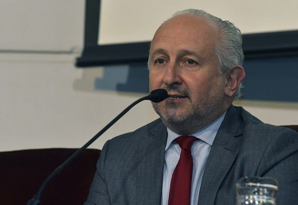 El ministro de Educación Da Silveira confirmó que no habrá aumento salarial para los docentes uruguayos en la Rendición de Cuentas.