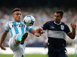 El juvenil Lautaro Martínez intenta llevarse la pelota ante la marca de Fabián Rinaudo El juvenil Lautaro Martínez intenta llevarse la pelota ante la marca de Fabián Rinaudo