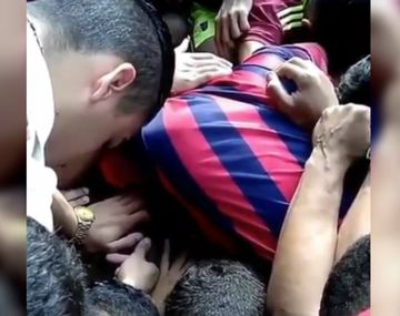 Los muchachos se despidieron de su amigo en la cancha, con emoción