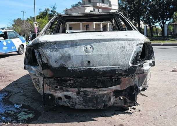 Encontraron un cadáver en un auto incendiado - Crédito: lacapital.com.ar
