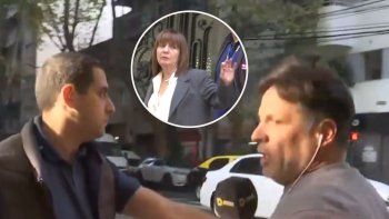 Video: Bullrich hizo apartar a un periodista para no tener que hablar