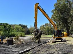 Remoción de lodo sedimentado en el parque Rivera, Montevideo. Remoción de lodo sedimentado en el parque Rivera, Montevideo.