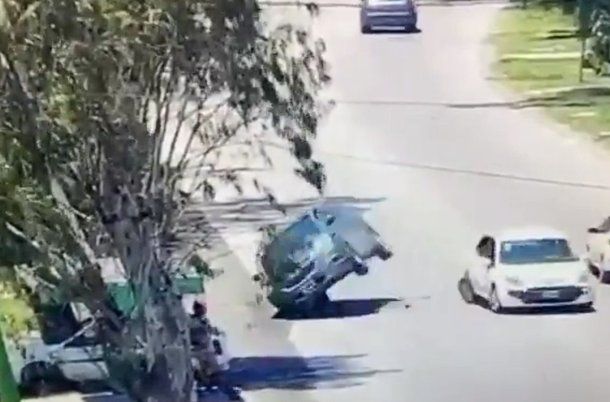Casi vuelca y mata a dos personas en Ensenada por mirar el celular: la maniobra del milagro