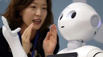 un robot ya lllego a una escuela de japon un robot ya lllego a una escuela de japon