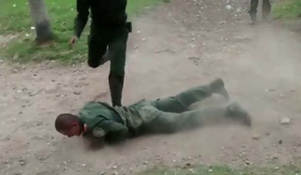 Batalla campal: así se pelearon varios policías en plena calle