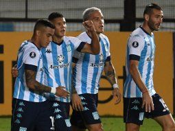 Con uno menos casi medio partido, Racing le ganó al Sporting Cristal