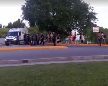 La policía y jóvenes se enfrentaron en Neuquén.