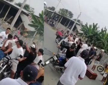 Sacaron del ataúd a un joven y lo pasearon en moto a modo de homenaje