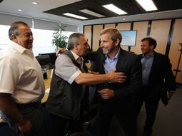 El Gobierno se reunió con la CGT y acordó un proyecto de reforma de Ganancias. El Gobierno se reunió con la CGT y acordó un proyecto de reforma de Ganancias.