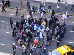 Jubilados increparon a un subcomisario de la Policía Federal: Nosotros les pagamos el sueldo