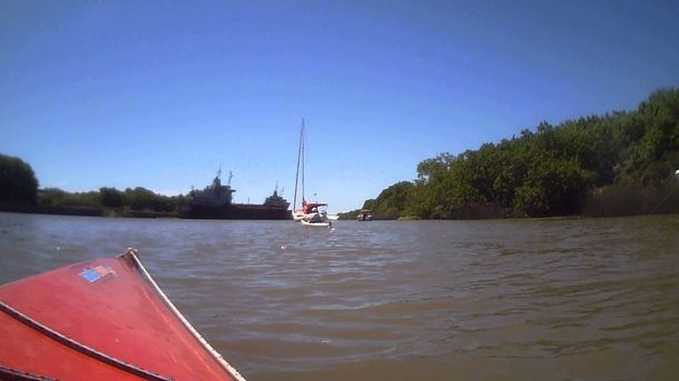 Un hombre murió aplastado por dos barcos cuando sacaba fotos desde un kayak
