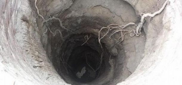 Quiso recuperar el cuchillo que se le había caído a un pozo y terminó muerto