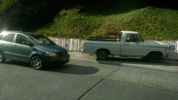La camioneta embistió a un auto en su recorrida