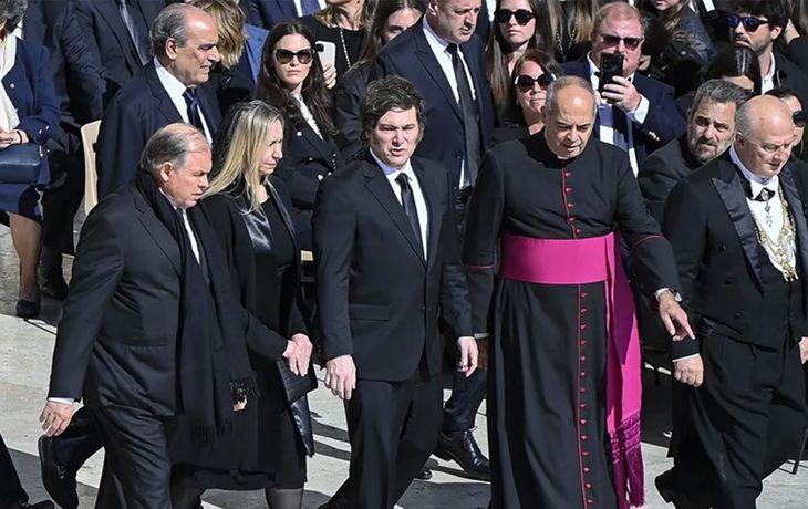 Tras el papelón y las exequias del papa Francisco, Javier Milei emprendió el retorno al país