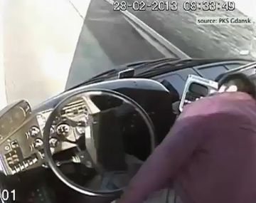 Toman el volante y evitan una tragedia en un micro sin chofer