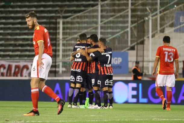 San Lorenzo festeja el gol del triunfo ante Estudiantes en Mar del Plata