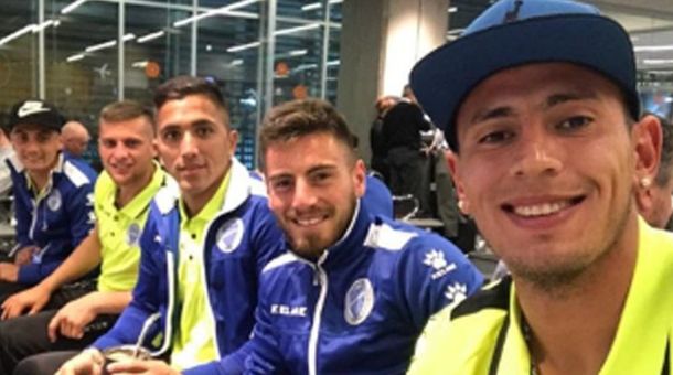 Parte del plantel de Godoy Cruz en el aeropuerto de El Plumerillo