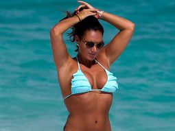 una millonaria heredera vive en bikini y en la playa una millonaria heredera vive en bikini y en la playa