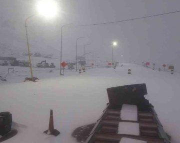 La nieve obligó al cierre de los pasos fronterizos Cristo Redentor y Pehuenche