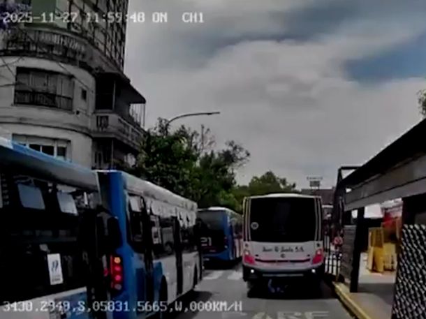 Pánico en Liniers: un inspector sobrevivió tras ser arrollado por un colectivo que retrocedía