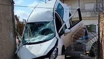 persecucion y choque en la matanza: dos autos se incrustaron en casas, uno encima del otro persecucion y choque en la matanza: dos autos se incrustaron en casas, uno encima del otro