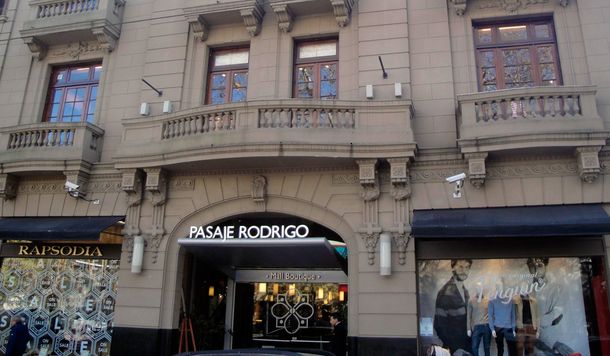 Pánico en La Plata: un nene quedó atrapado en una escalera mecánica y terminó internado