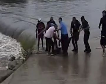 Dramático rescate de un motociclista que intentó cruzar un río y fue arrastrado