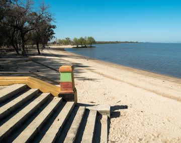 El pueblo a la vera del río Uruguay, rodeado de naturaleza, viñedos y caminos de tierra