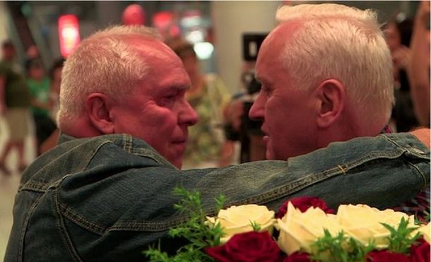 Mirá el emotivo reencuentro de unos gemelos de 69 años separados al nacer