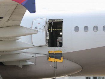 Pasajero abre puerta de emergencia en pleno vuelo