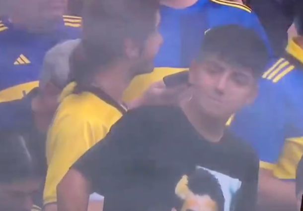 El curioso gesto del hijo del Kun Agüero, en plena tribuna de Boca, que se volvió viral