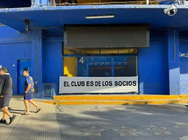 Elecciones en Boca: aparecieron pasacalles en La Bombonera a días de la definición