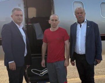 La foto de Nahuel Gallo volviendo a la Argentina en el avión: mate y la camiseta de la Selección